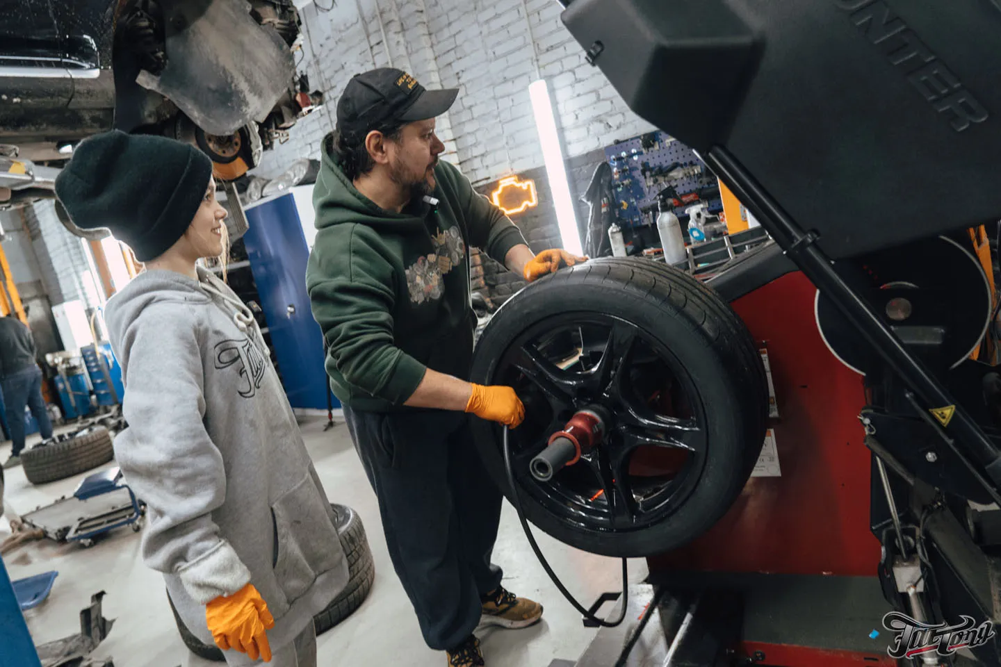 Фирменный Шиномонтаж на вибростенде на оборудовании Hunter для Porsche Caymаn: справится даже ребенок!